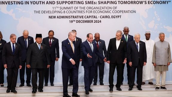 بزشكيان يشعل جدلاً في إيران بعد وقوفه أمام أردوغان واضعًا يده على صدره