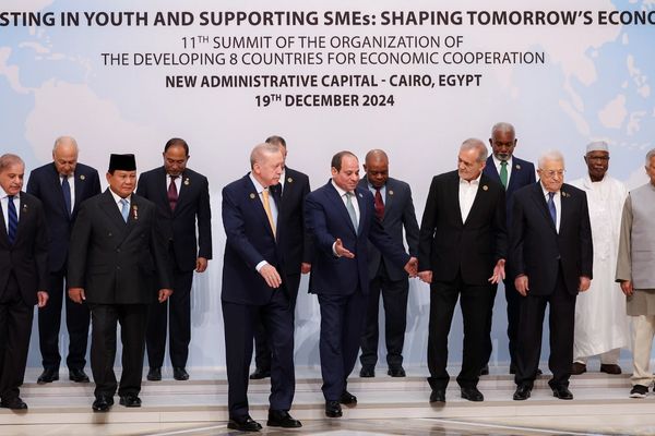 بزشكيان يشعل جدلاً في إيران بعد وقوفه أمام أردوغان واضعًا يده على صدره