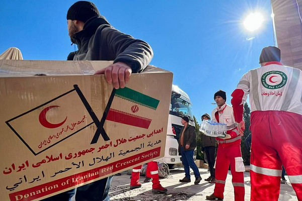 مركز إسرائيلي: إيران تعيد بناء القدرات العسكرية لحزب الله سرا.. "تحت غطاء الهلال الأحمر"