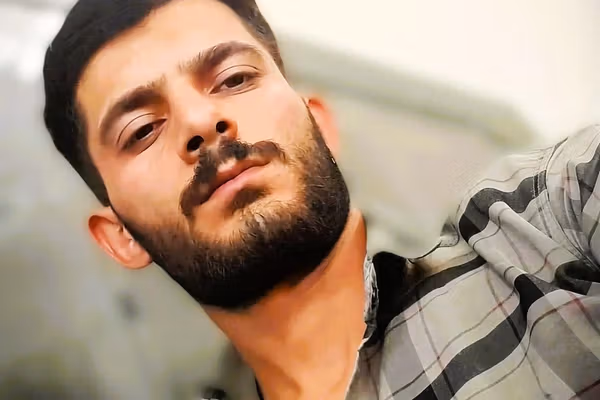 بعد تعرضه للتعذيب ومحاكمة لم تستغرق سوى بضع دقائق.. الحكم على سجين سياسي بالإعدام في إيران