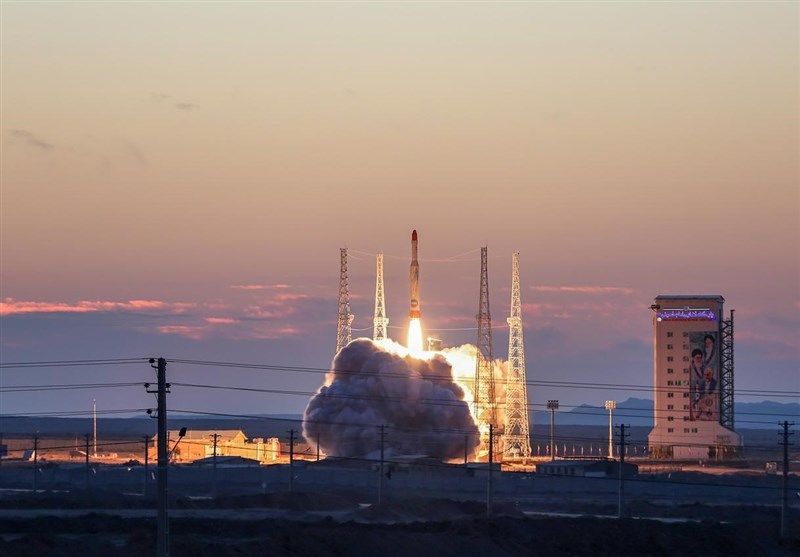 إيران تطلق قمرًا صناعيًا.. ومخاوف دولية من استخدامه لتطوير صواريخ عسكرية بعيدة المدى