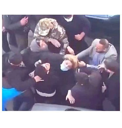 عناصر أمن إيرانية تعتدي بالضرب على امرأة أمام مدرسة بطهران.. والشرطة تزعم اعتقال المتورطين