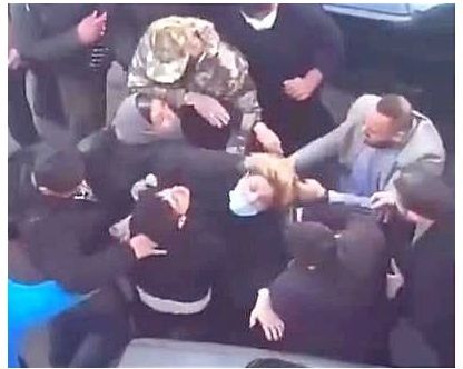 عناصر أمن إيرانية تعتدي بالضرب على امرأة أمام مدرسة بطهران.. والشرطة تزعم اعتقال المتورطين