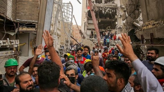 Angry resident at the site of the building collapse in Abadan. (Fararu website) May 25, 2022