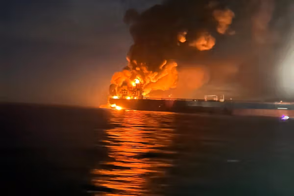 دو نفتکش ناوگان سایه روسیه در دریای سیاه دچار آتشسوزی شدند