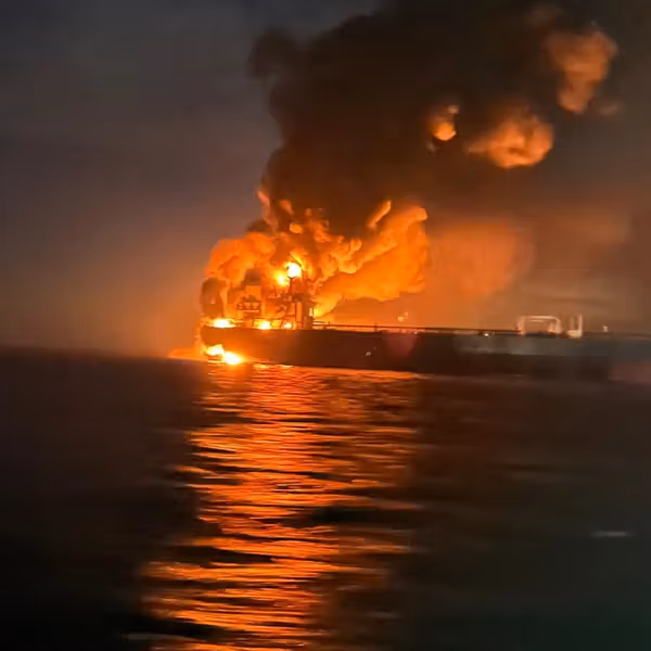 دو نفتکش ناوگان سایه روسیه در دریای سیاه دچار آتشسوزی شدند