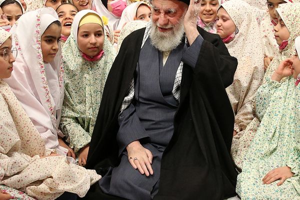 رسانه سپاه خواستار گنجاندن مطالبی درباره ولایت فقیه در کتابهای آموزشی مدارس شد