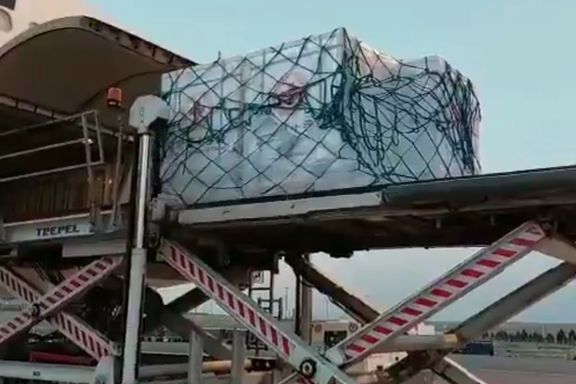 هلال احمر ایران: صبح روز یکشنبه یک محمولهی دیگر واکسن کرونا وارد کشور شد