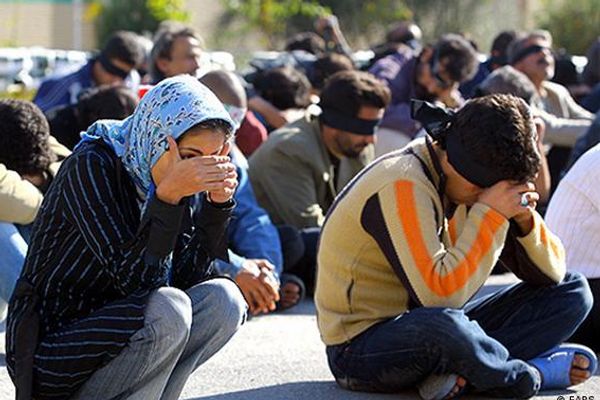 استطلاع رسمي: 4.4 مليون إيراني يتعاطون المخدرات.. والأفيون في المقدمة