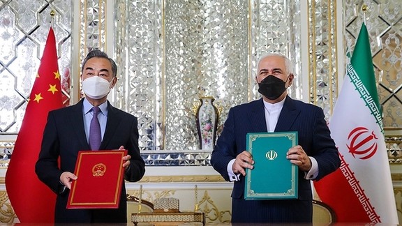 Iran's former foreign minister Javad Zarif and his Chinese counterpart exchanging copied of the 25-year agreement.