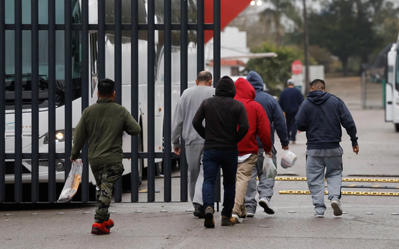 با حکم دادگاه عالی آمریکا: راه دولت ترامپ برای اخراج ۵۰۰ هزار مهاجر هموار شد