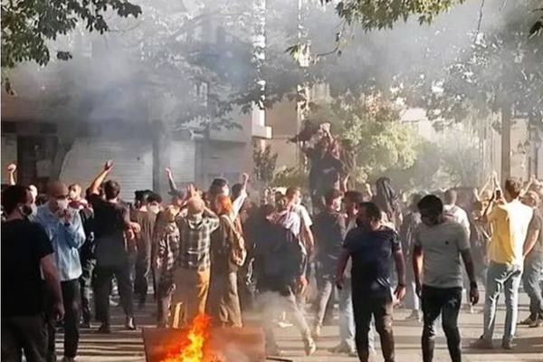 هتافات ليلية مناهضة للنظام في العاصمة الإيرانية طهران ومدن أخرى