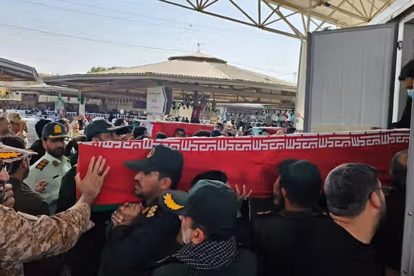 تابوتهای ۵ عضو کشتهشده سپاه پاسداران در حملات آمریکا و عربستان سعودی وارد ایران شد