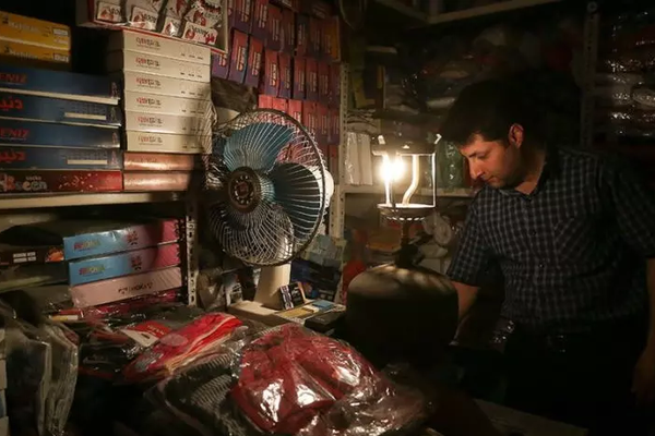 بسبب أزمة الطاقة.. غلق 28 محافظة إيرانية غدا وانقطاع الكهرباء يصل إلى 4 ساعات في طهران