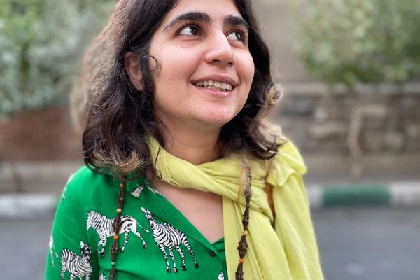 ناشطة إيرانية لحظة خروجها من السجن: "خامنئي أيها الظالم سندفنك تحت التراب"