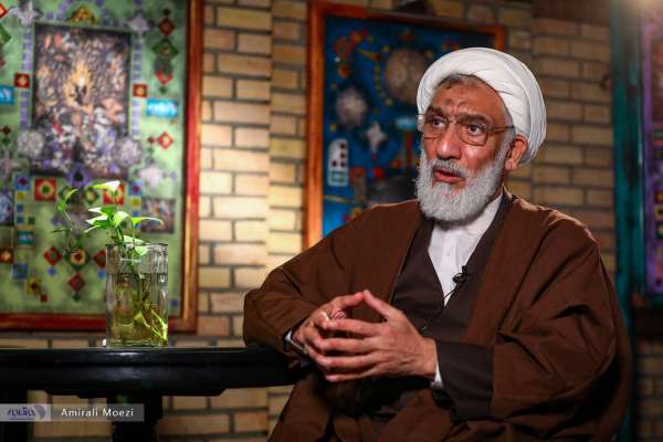 وزير الداخلية الإيراني الأسبق يدعو إلى تجاوز الخلافات الداخلية وتعزيز الوحدة الوطنية