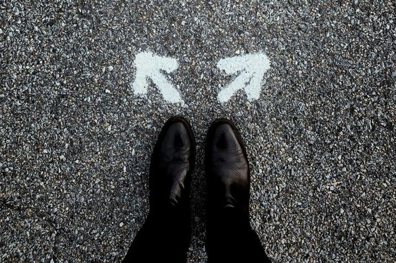 چرا برخی افراد بارها تصمیمهای نادرست خود را تکرار میکنند؟