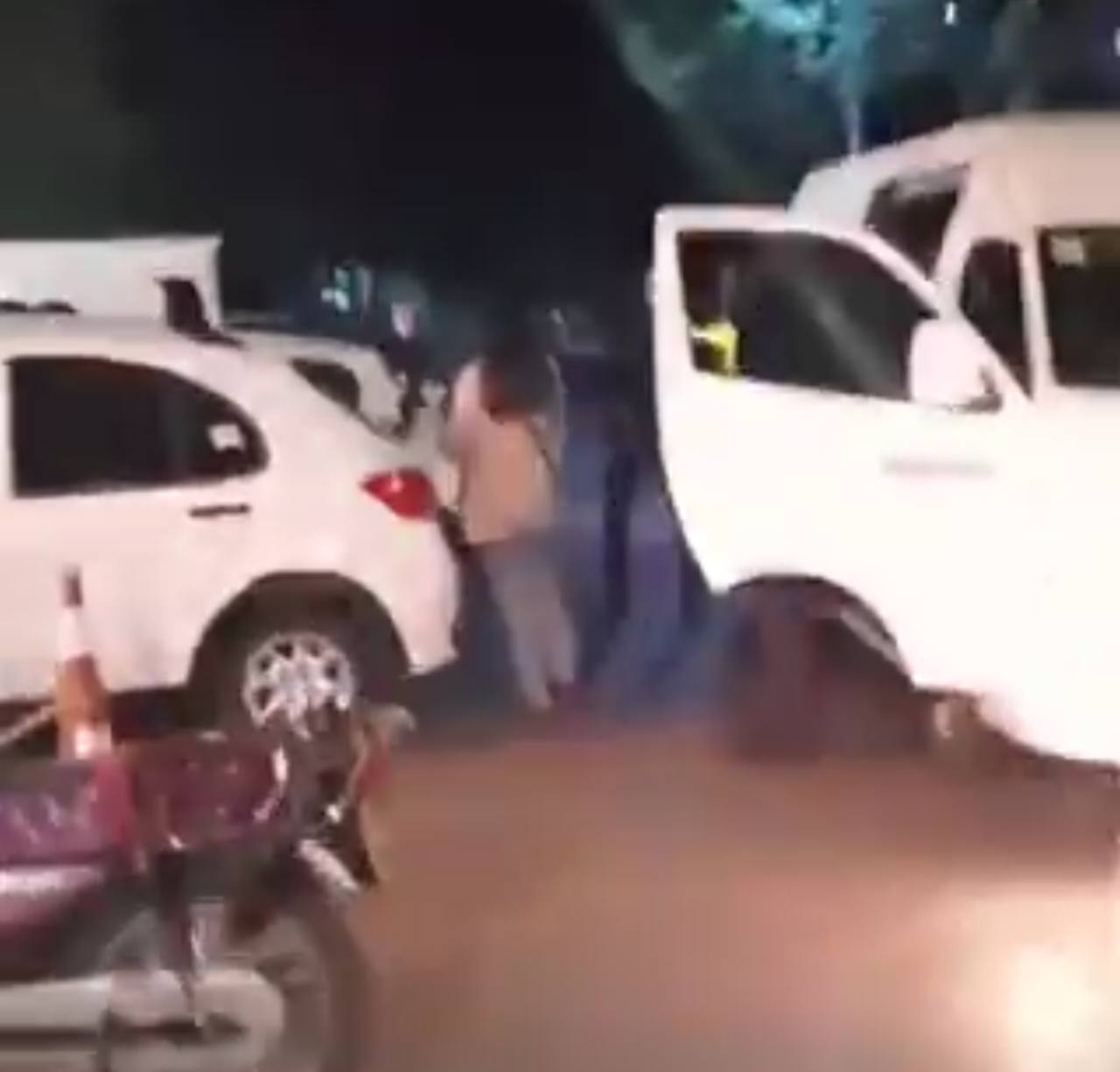 "شرطة الأخلاق" في إيران تعتقل فتاتين بعنف بسبب الحجاب.. وغموض حول مصيرهما  