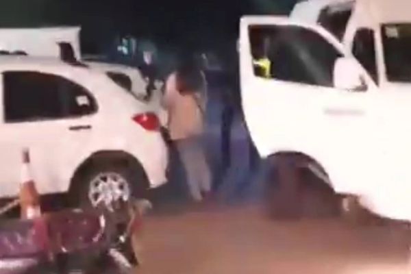 "شرطة الأخلاق" في إيران تعتقل فتاتين بعنف بسبب الحجاب.. وغموض حول مصيرهما