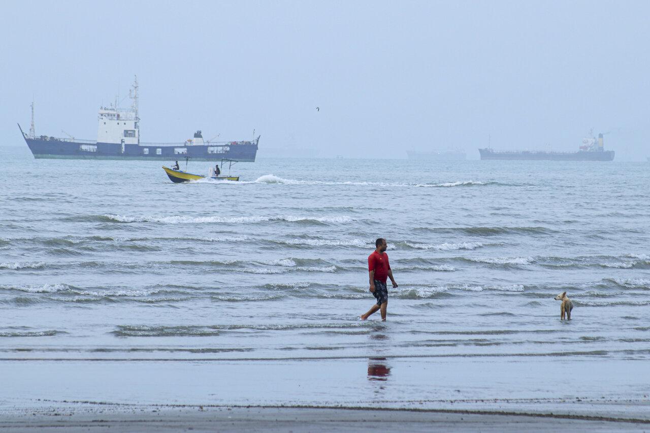 Iran ties reopening Strait of Hormuz to end of US naval blockade