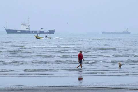 Iran ties reopening Strait of Hormuz to end of US naval blockade