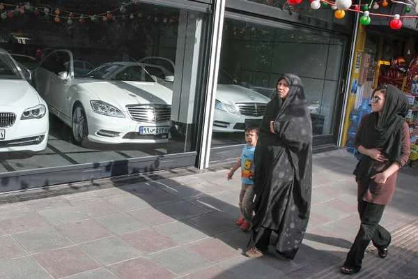 الفجوة الطبقية تتسع وثقة الشعب في الحكومة الجديدة تتراجع.. إيران بين "فكي الرحى"