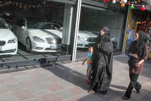 الفجوة الطبقية تتسع وثقة الشعب في الحكومة الجديدة تتراجع.. إيران بين "فكي الرحى"