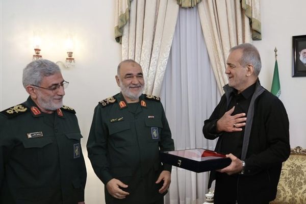 رغم تهديدات الحرس الثوري.. الحكومة والبرلمان في إيران يرسلان "إشارات إيجابية" لواشنطن