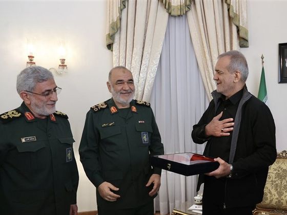 رغم تهديدات الحرس الثوري.. الحكومة والبرلمان في إيران يرسلان "إشارات إيجابية" لواشنطن