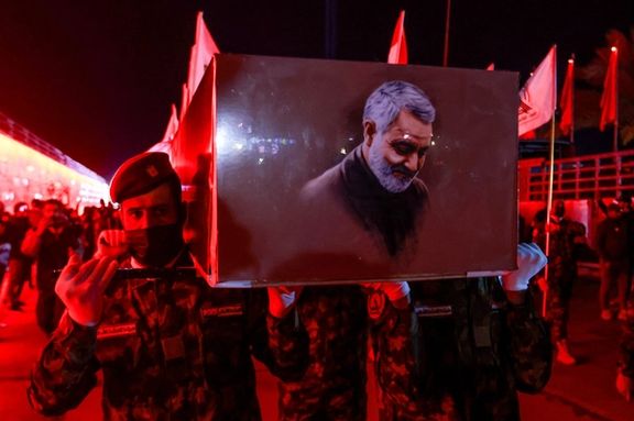 اعضای حشد شعبی، از گروههای نیابتی جمهوری اسلامی در عراق، ۱۳ دی تابوت نمادین قاسم سلیمانی، فرمانده پیشین نیروی قدس سپاه پاسداران، را در فرودگاه بغداد حمل کردند