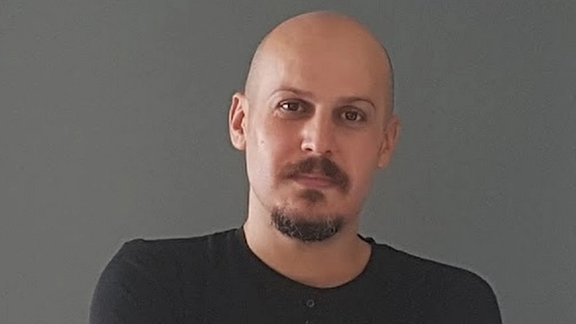 مخرج سينمائي إيراني يعرض "كليته" للبيع بسبب وضعه الاقتصادي السيئ