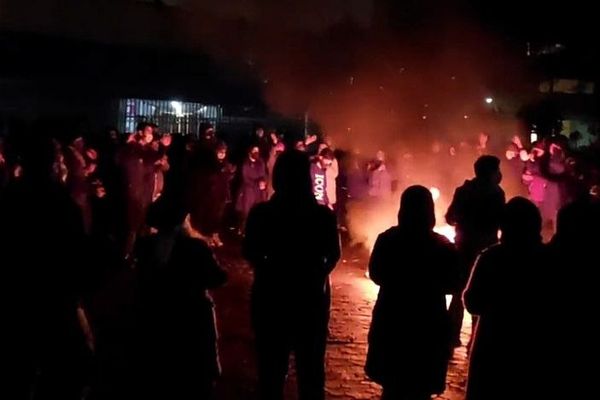 رغم انتشار الأمن الكثيف.. مظاهرات ليلية واسعة في 12 منطقة بطهران ومراكز 14 محافظة إيرانية
