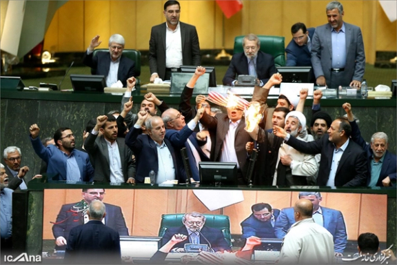 اعضای پارلمان ایران پرچم ایالات متحده را آتش زدند