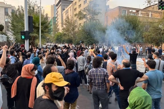 مقتل ما لا يقل عن 5 أشخاص وإصابة 30 آخرين برصاص الأمن الإيراني في مدينة "ملكشاهي"