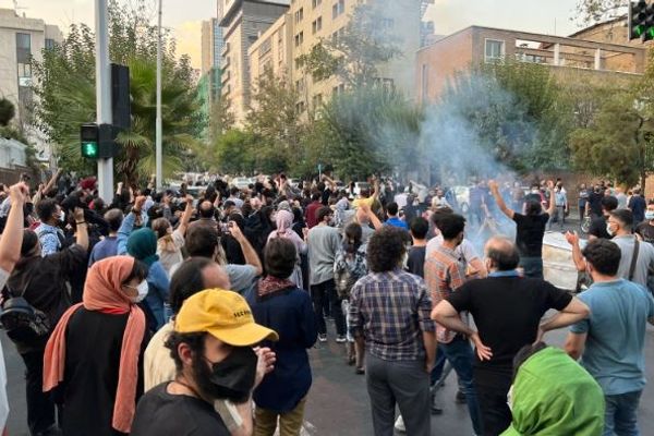 مقتل ما لا يقل عن 5 أشخاص وإصابة 30 آخرين برصاص الأمن الإيراني في مدينة "ملكشاهي"