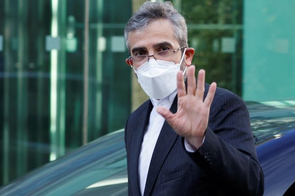 كبير المفاوضين الإيرانيين يغادر فيينا والدبلوماسيون يحذرون من احتمال فشل المحادثات