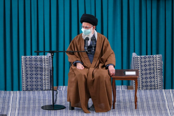 علی خامنهای: در فضای مجازی که دست آنهاست تحمل اسم و عکس سلیمانی را ندارند