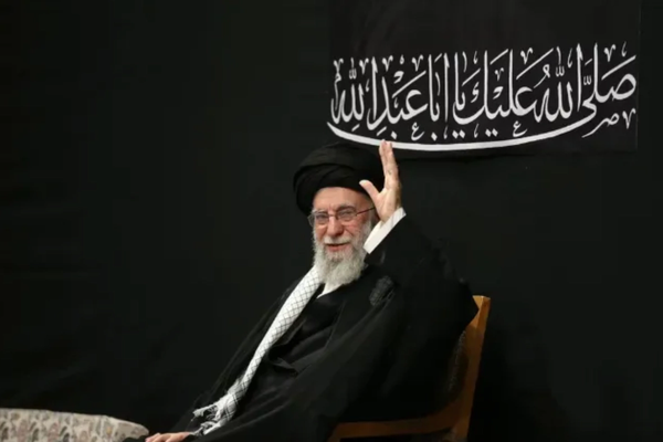 عائلة مؤلف نشيد "يا إيران" تندد بتحويله إلى "مرثية" أمام خامنئي: "قمّة النفاق"