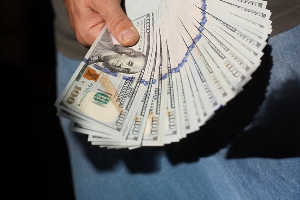 الدولار يسجل 225 ألف تومان لأول مرة في السوق الحرة بإيران
