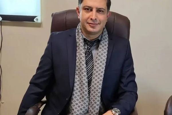 علی آرام، پزشکی که آسیبدیدگان اعتراضات و خانوادههای دادخواه را درمان میکرد، درگذشت