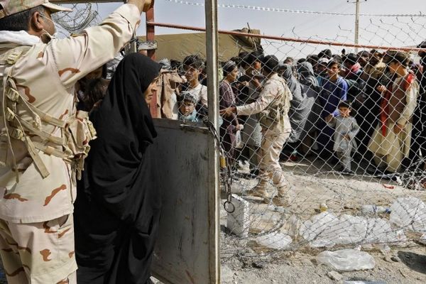 مسؤول أممي: إيران تقوم بترحيل نحو 4000 لاجئ أفغاني يوميًا
