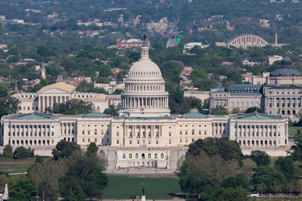 دموکراتها تلاش برای مهار اختیارات جنگی ترامپ درباره کوبا را کلید زدند