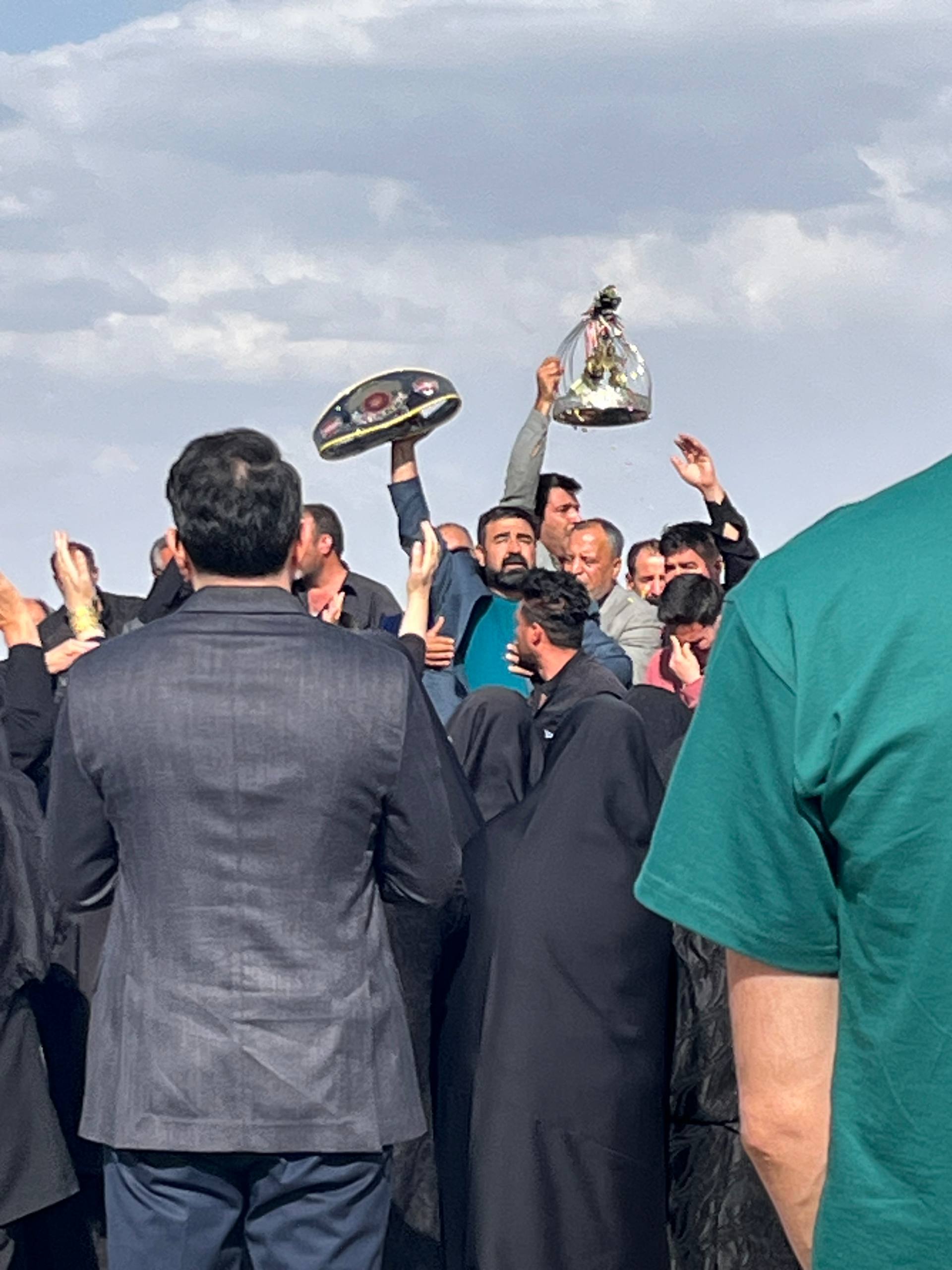 کمربند قهرمانی در دستان پدر صالح محمدی، کشتی‌گیر اعدام شده، در مراسم یادبود