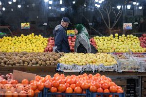مخاطبان ایراناینترنشنال: گرانی امان ما را بریده، حتی سیبزمینی را دانهای میخریم