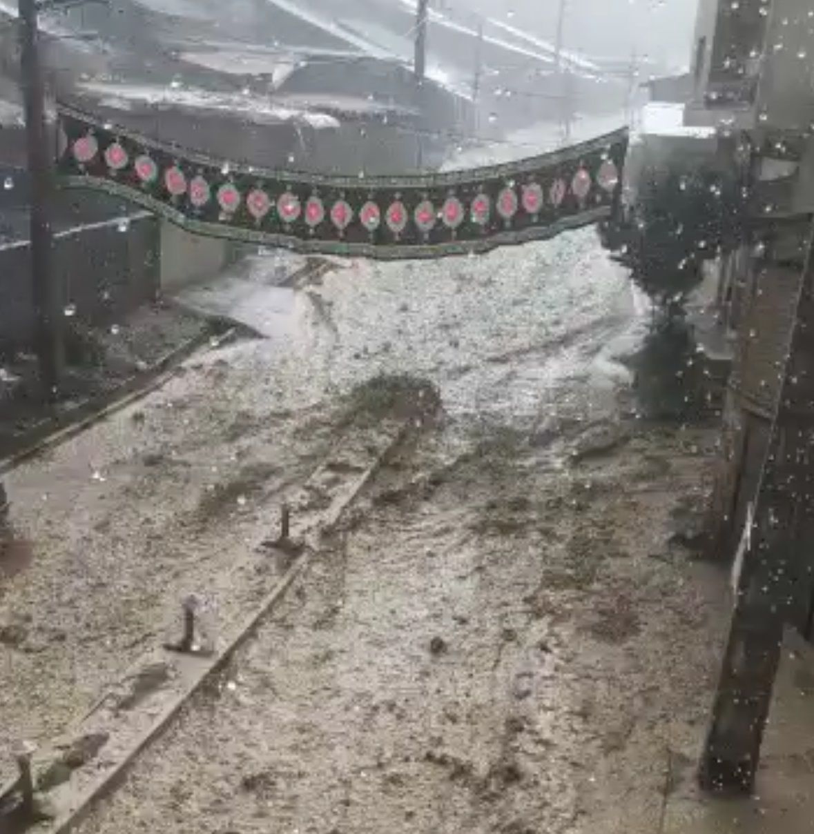 هلال‌احمر: دست‌کم سه نفر در سیل چهارشنبه شب فیروزکوه مصدوم شدند، عملیات امدادی ادامه دارد