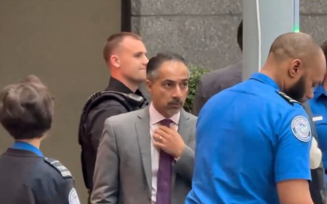 مهمانان ضیافت شام پزشکیان در نیویورک، هنگام ورود به هتل صورت خود را پوشاندند