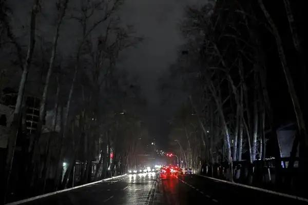 خاموشیهای بیخبر در اوج گرما؛ شهروندان از قطع برق و دستکاری ولتاژ میگویند