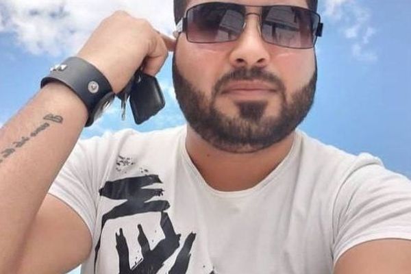حصري: قائد بالحرس الثوري الإيراني يطلق النار من مسافة قريبة على متظاهر ويرديه قتيلا