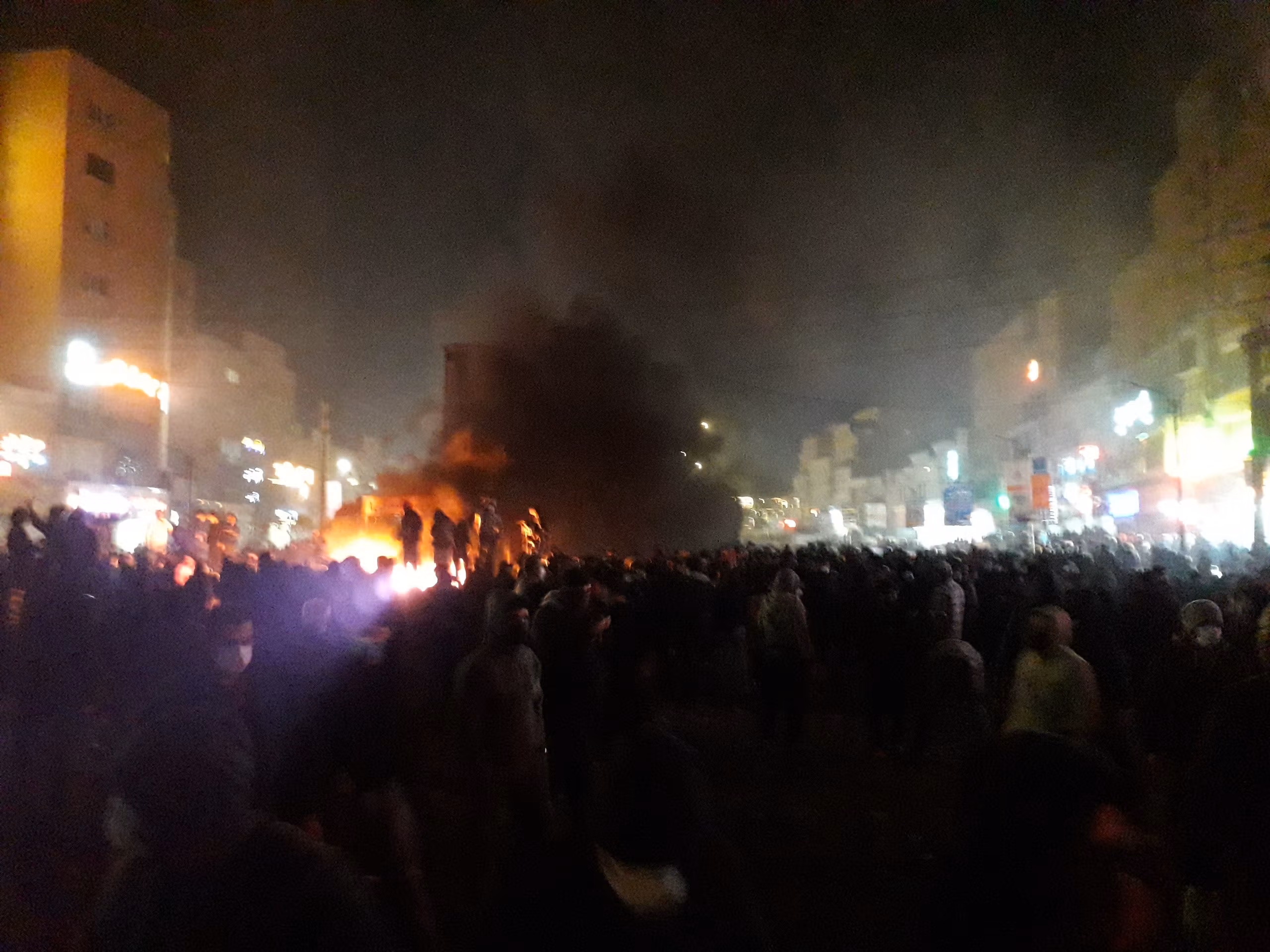 بسيناريو مسبق.. الحكم بإعدام 7 متظاهرين بعد محاولة إحراقهم داخل قاعدة لـ"الباسيج" في طهران