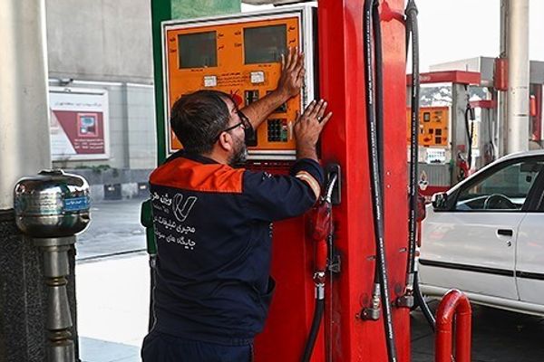 برلماني إيراني يحذّر: رفع البنزين 500 في المائة سيشعل الفوضى في البلاد